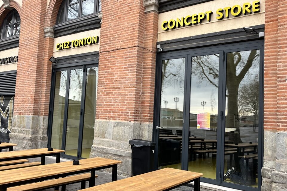 Chez Tonton a déjà investit sa nouvelle propriétée avec une terrasse. Mais à l'intérieur, c'est bien un concept store qui s'apprête à ouvrir.
