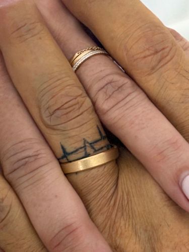 Leurs mains enlacées à l’hôpital, le 8 décembre, jour de leur mariage. Sur son annulaire, Gérard s’était fait tatouer un électrocardiogramme autour d’un «V», celui de Véronika.