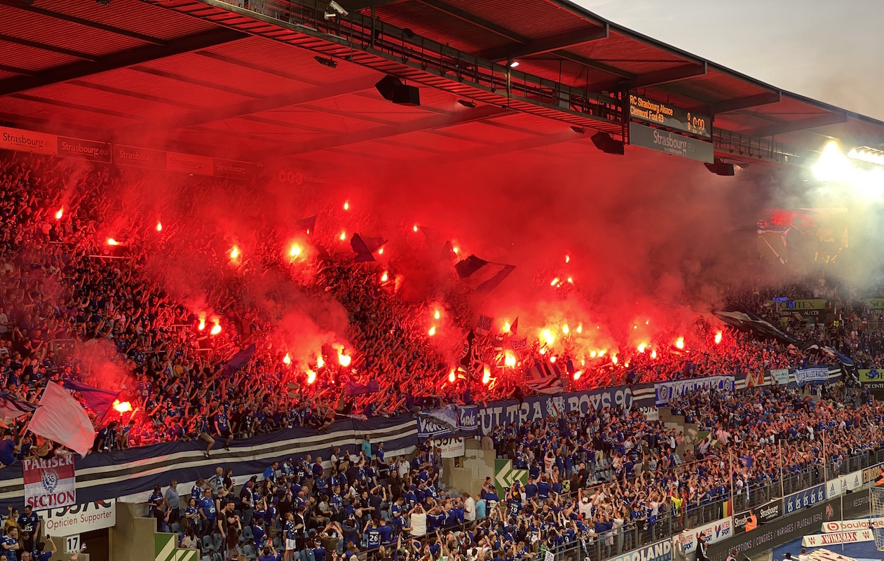 Des fumigènes au stade de la Meinau lors de la victoire 1-0 du Racing face à Clermont le 14 mai 2022