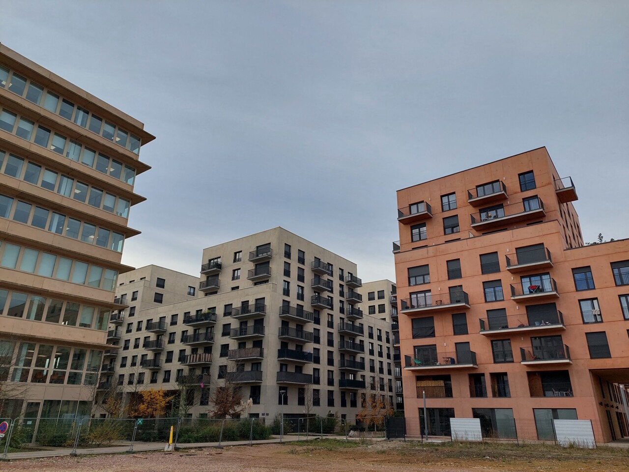 Est-ce que ces immeubles du quartier Flaubert de Rouen ressemblent aux visuels promis ?