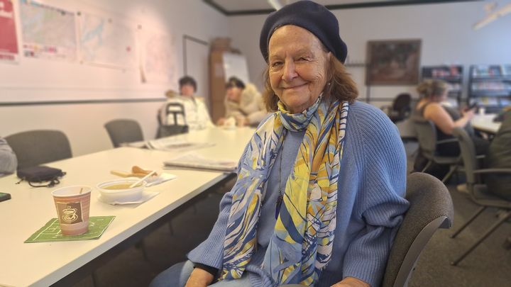 Inge, 80 ans, privée d’électricité depuis quatre jours, vient chercher un peu de chaleur à la mairie de quartier de Zehlendorf, à Berlin, en janvier 2026. (SEBASTIEN BAER / FRANCEINFO / RADIO FRANCE)