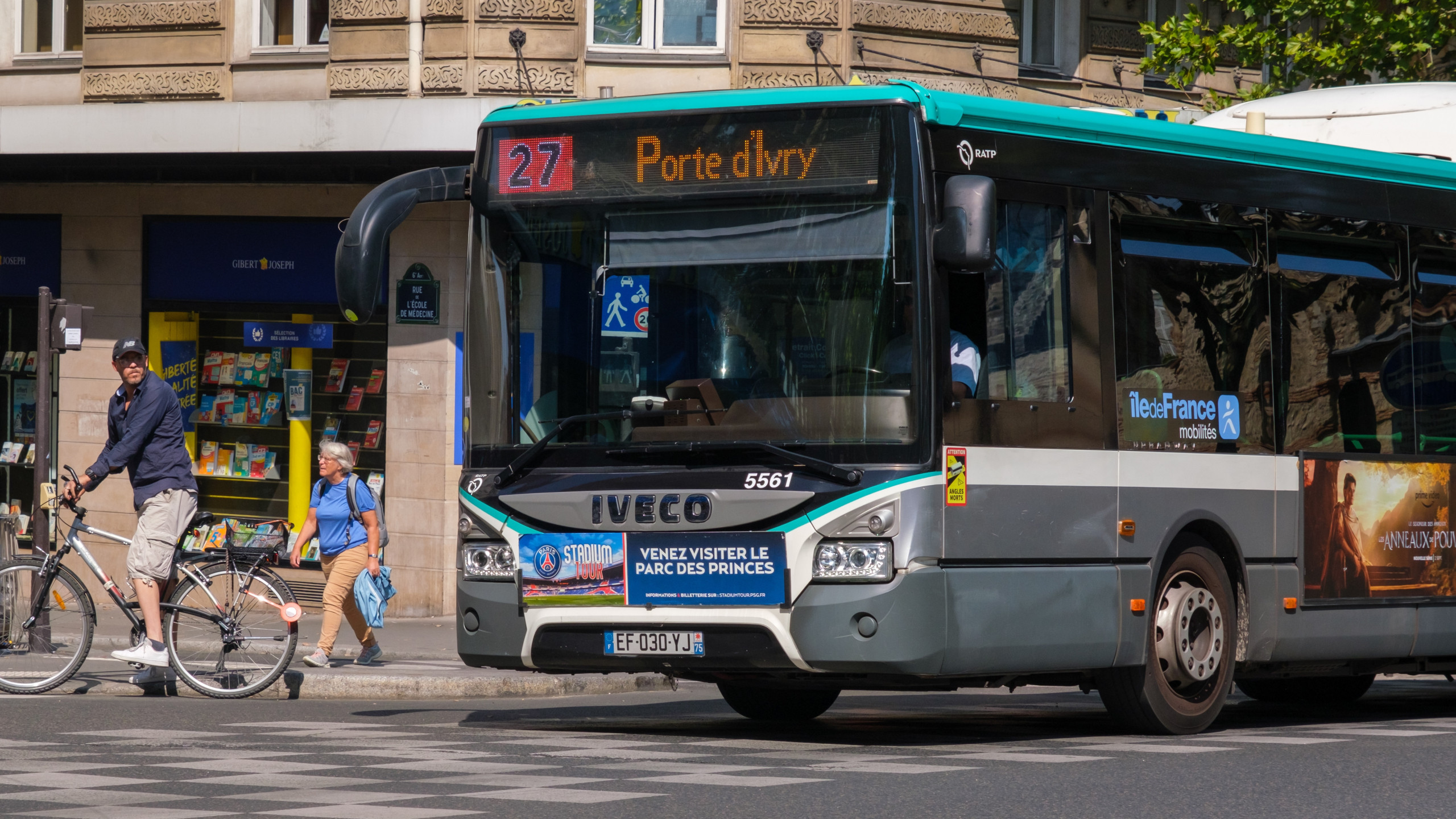 © Shutterstock - La reprise des chutes de neige entraîne l’interruption totale des bus en Île-de-France mercredi matin, accentuant de fortes difficultés dans les transports.