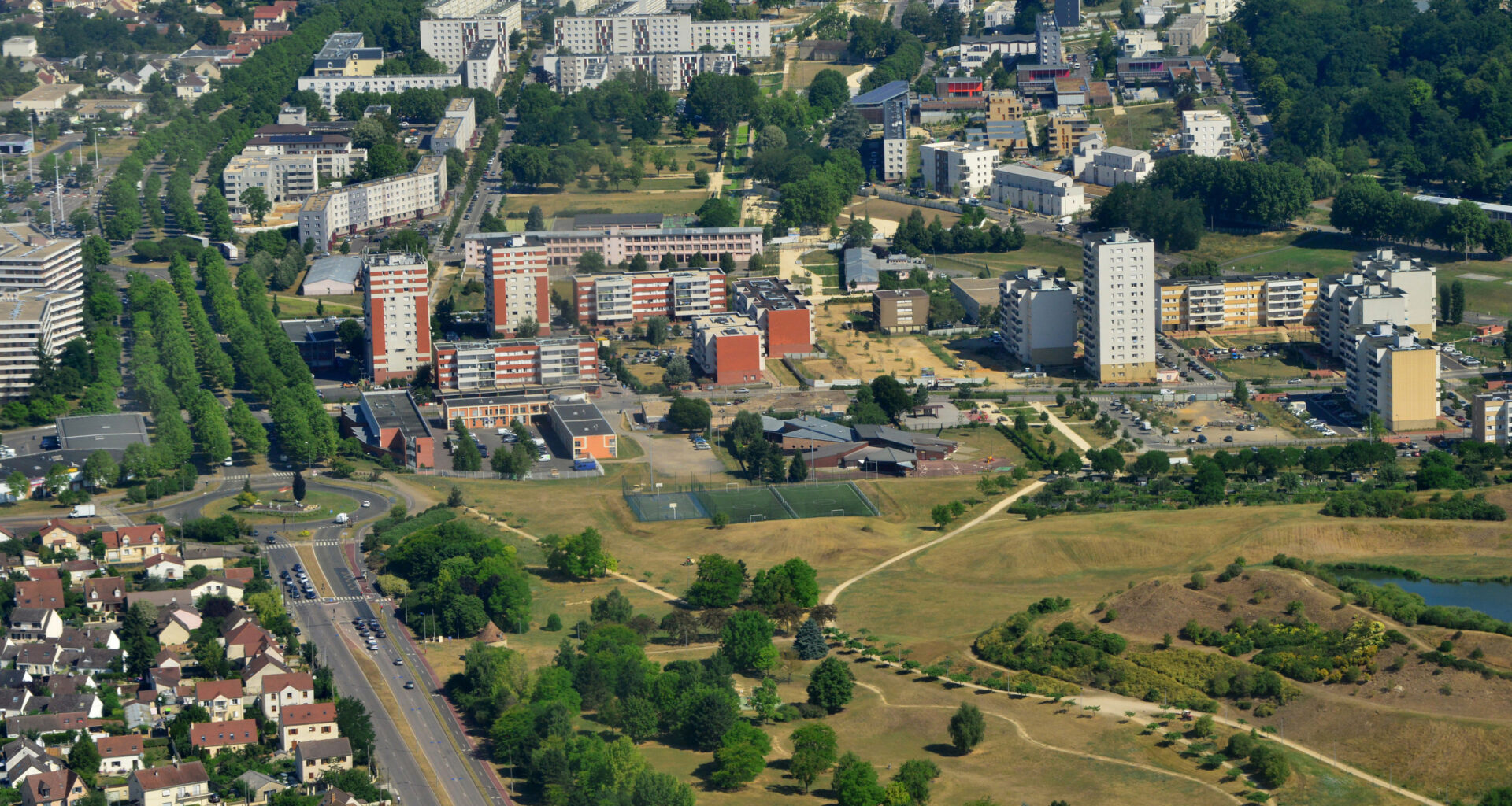 © Shutterstock - Les Mureaux (Yvelines) fait partie des communes d’Île-de-France concernées par le plan “quartiers de reconquête républicaine”.