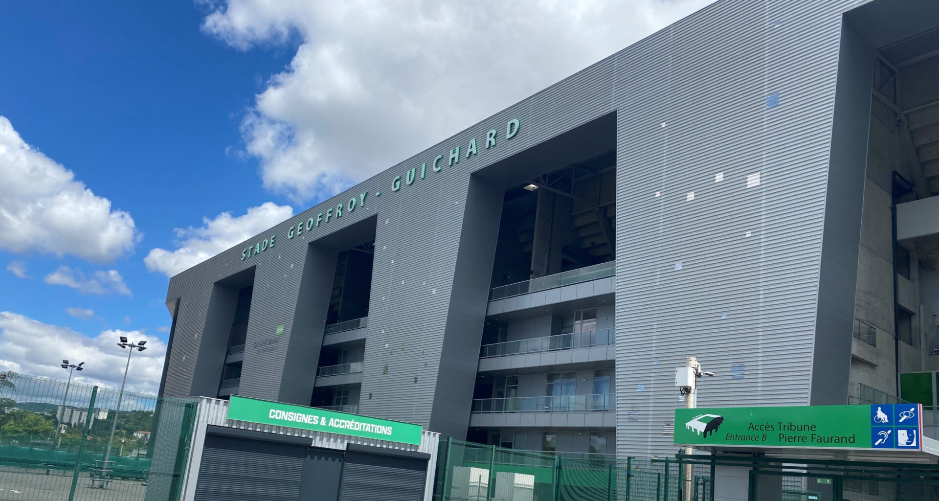 © Nahim idir - Saint-Étienne Métropole installe des nichoirs au stade Geoffroy-Guichard et au Zénith pour réguler la présence des pigeons.