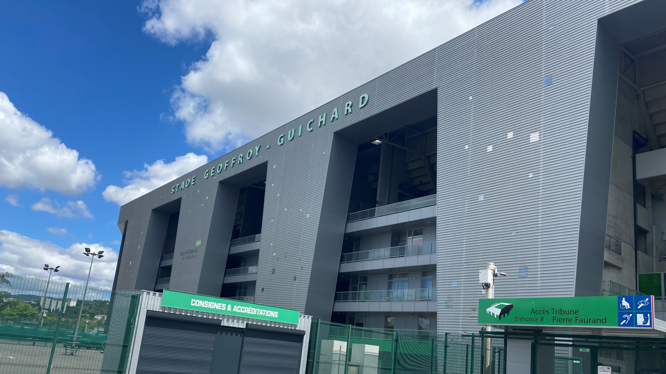 © Nahim idir - Saint-Étienne Métropole installe des nichoirs au stade Geoffroy-Guichard et au Zénith pour réguler la présence des pigeons.