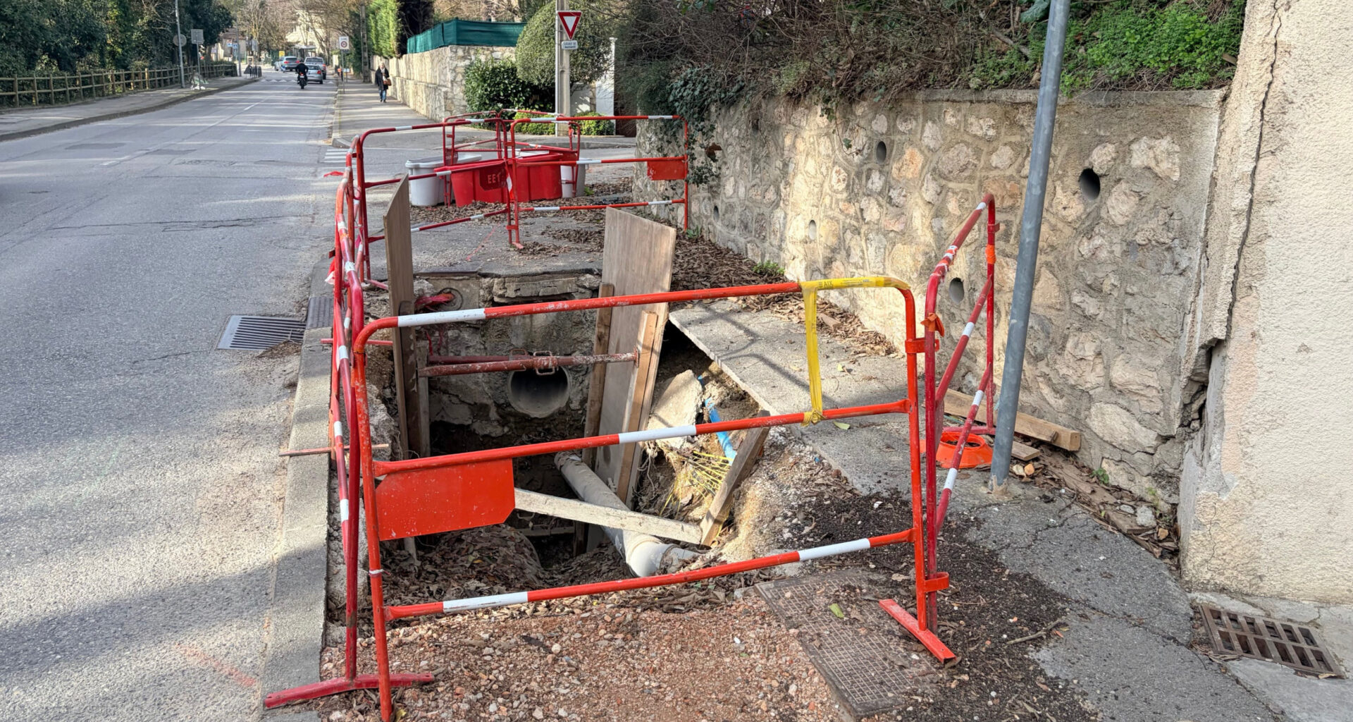 © W.A. - La Métropole Aix-Marseille Provence durcit son règlement de voirie pour contraindre les gestionnaires de réseaux VRD à bien remettre en état la chaussée après travaux.