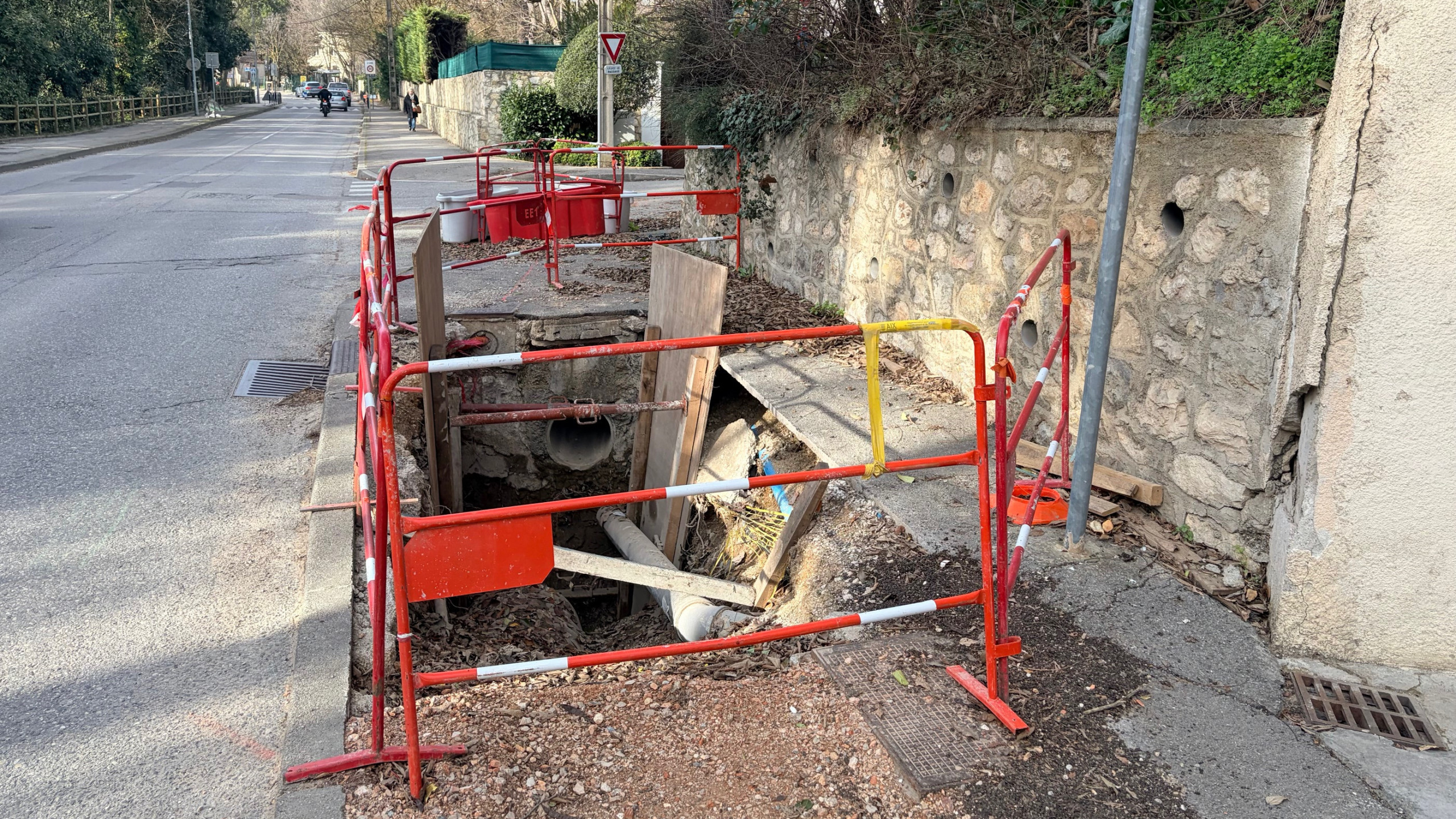© W.A. - La Métropole Aix-Marseille Provence durcit son règlement de voirie pour contraindre les gestionnaires de réseaux VRD à bien remettre en état la chaussée après travaux.