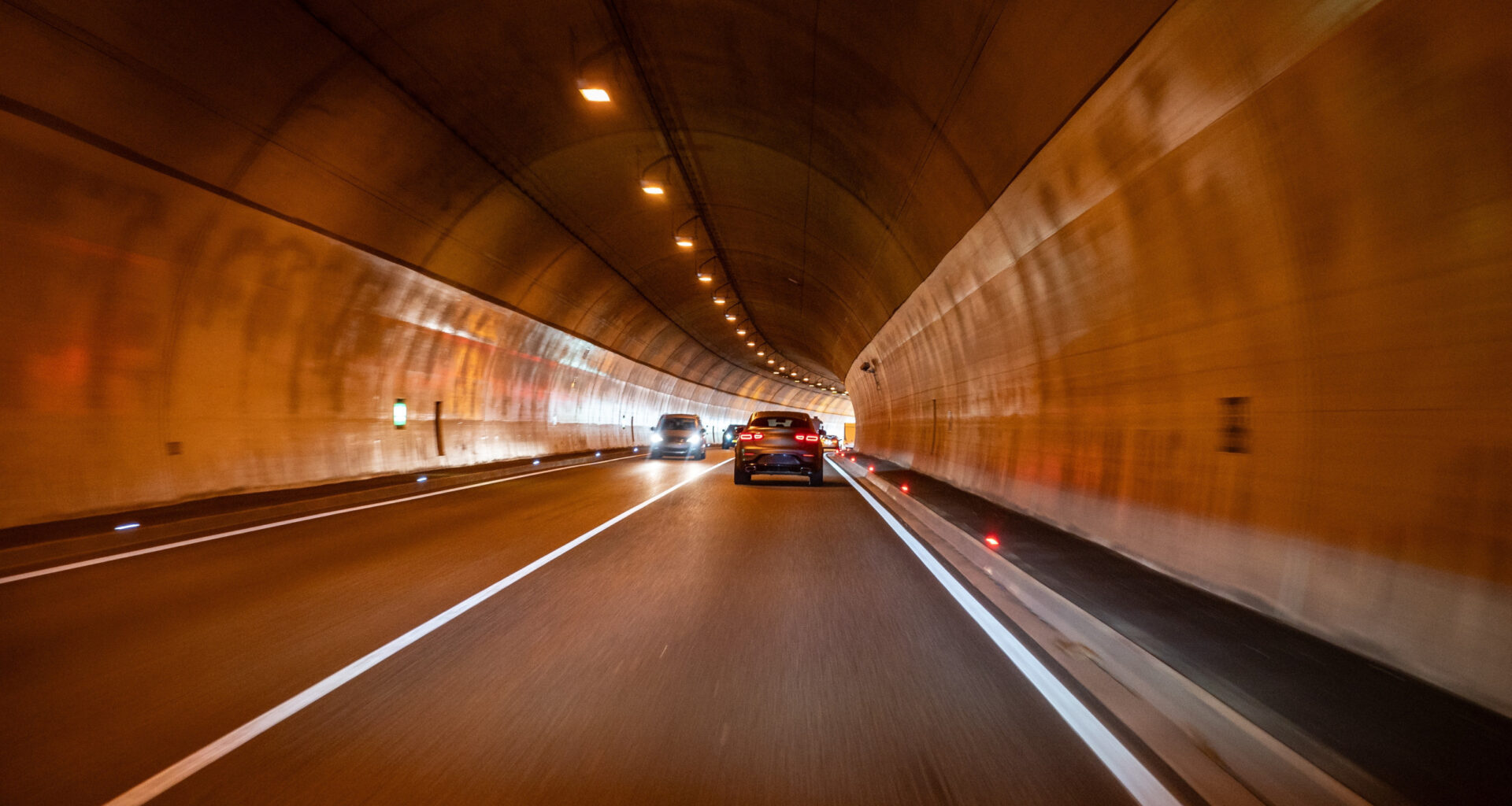 © Shutterstock - Les tunnels restent ouverts toutes les nuits de week-end dans le but de ne pas entraver le trafic routier le samedi (soir de sorties) et le dimanche (retour de week-end).