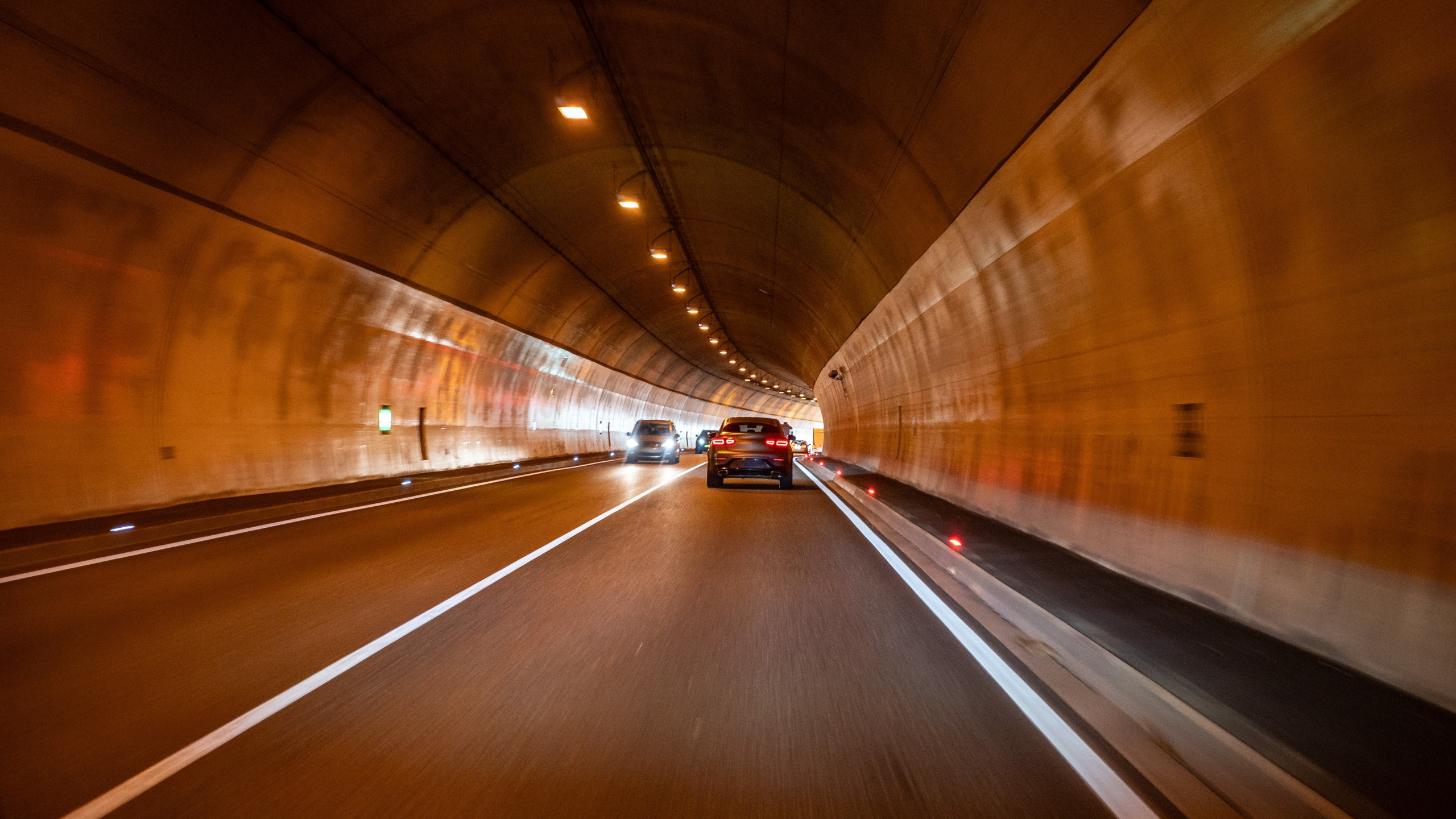© Shutterstock - Les tunnels restent ouverts toutes les nuits de week-end dans le but de ne pas entraver le trafic routier le samedi (soir de sorties) et le dimanche (retour de week-end).
