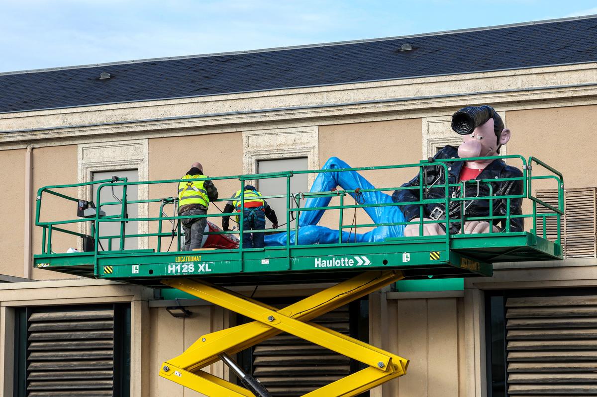La statue Lucien fait l&rsquo;objet d&rsquo;une remise en peinture compl&egrave;te.