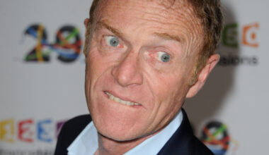 Christophe Hondelatte atomise Dave qu’il trouve "nul et misérable", en plein direct