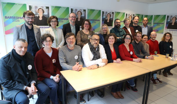 Jeanne Barseghian entourée du premier tiers de ses colistiers en vue des élections municipales.   Photo Jean-Marc Loos