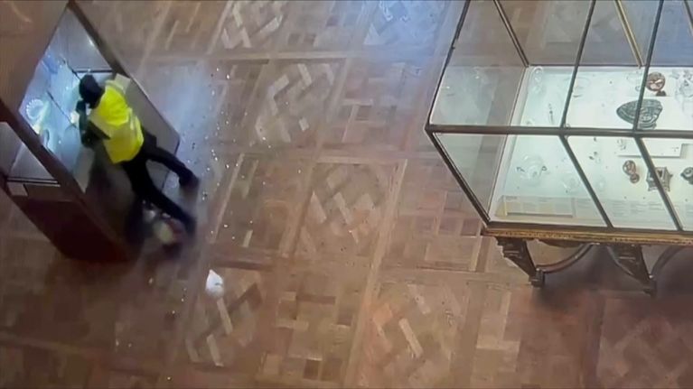 Les images de vidéosurveillance du braquage du Louvre - TF1