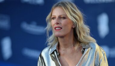 Karin Viard allongée sur une civière et sous le choc, la comédienne victime d’un traumatisme crânien après une chute à ski