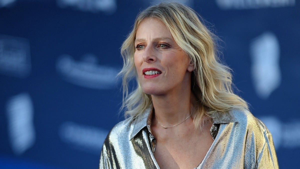 Karin Viard allongée sur une civière et sous le choc, la comédienne victime d’un traumatisme crânien après une chute à ski