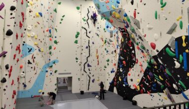 Cette nouvelle salle d'escalade est la première de Paris à proposer les trois disciplines olympiques