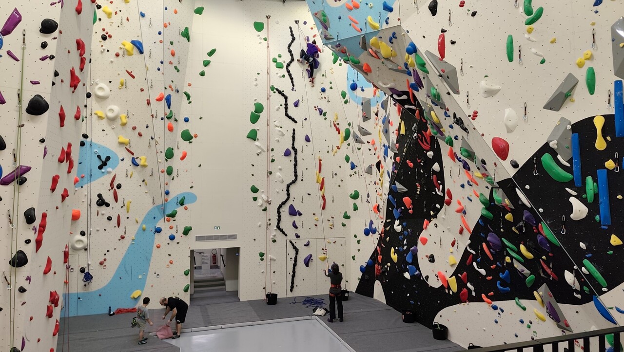 Cette nouvelle salle d'escalade est la première de Paris à proposer les trois disciplines olympiques