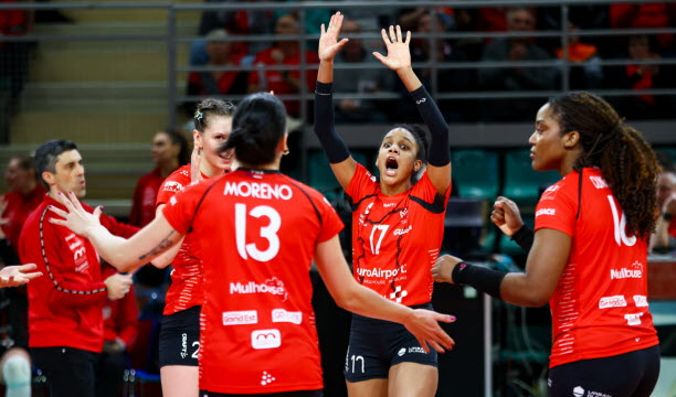 Katelyn Evans (n°17) a été impériale avec deux aces pour boucler ce premier set. Photo Antonin Utz