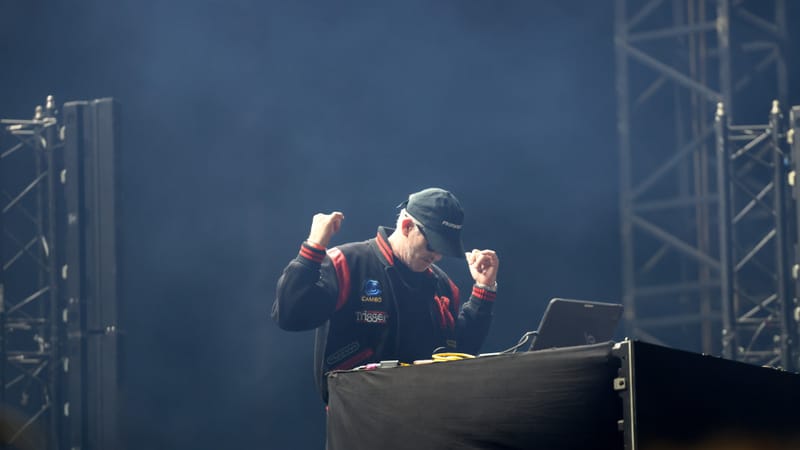 Kavinsky acclamé lors de la clôture du Delta Festival le 31 août sur les plages du Prado.