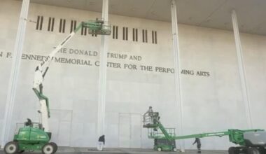 Etats-Unis: Plusieurs artistes ont annulé leur venue au Kennedy Center, haut lieu culturel de la capitale américaine, récemment rebaptisé Trump-Kennedy Center par son conseil d’administration - VIDEO