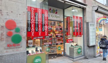 ce magasin de chaussures du centre-ville brade tout son stock avant de fermer