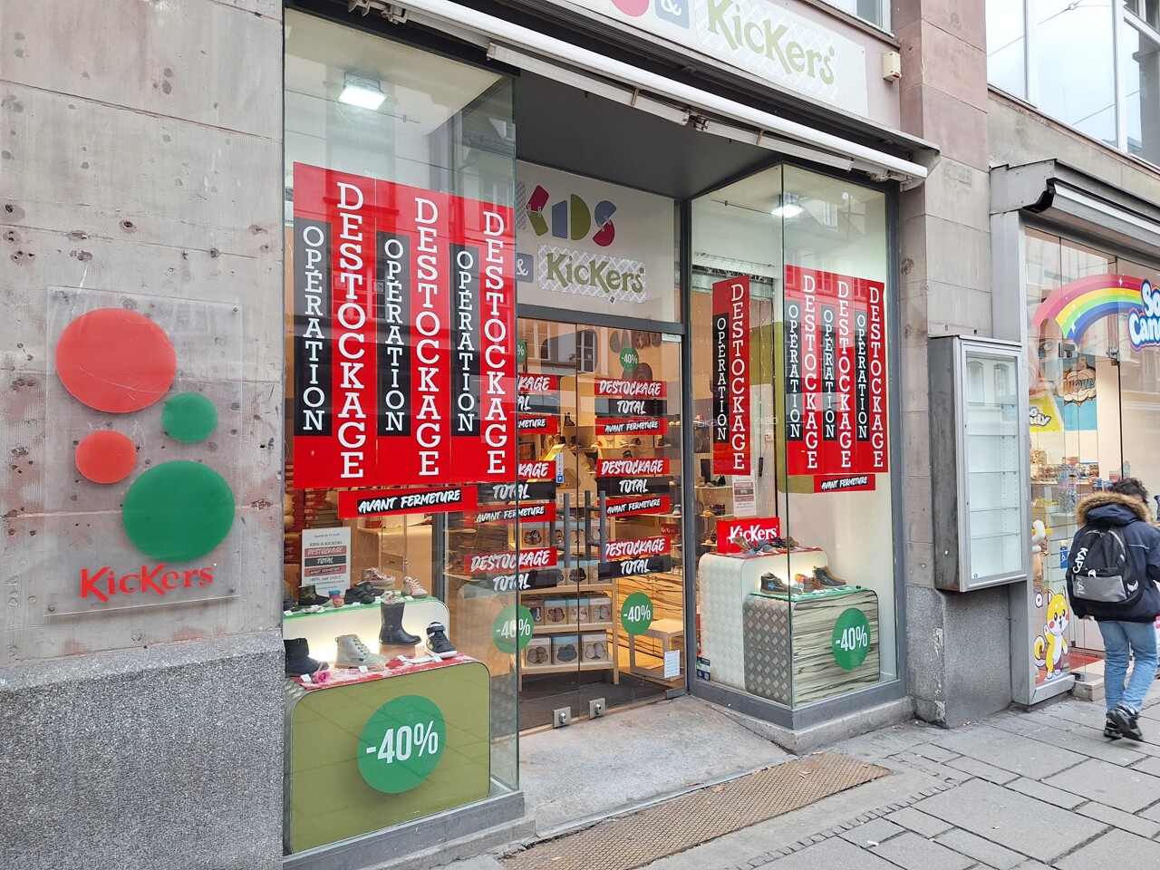 ce magasin de chaussures du centre-ville brade tout son stock avant de fermer