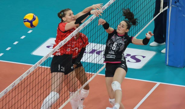 Kotar (à g.) et la passeuse lorraine Karasaki luttent au filet. Photo Vincent Voegtlin