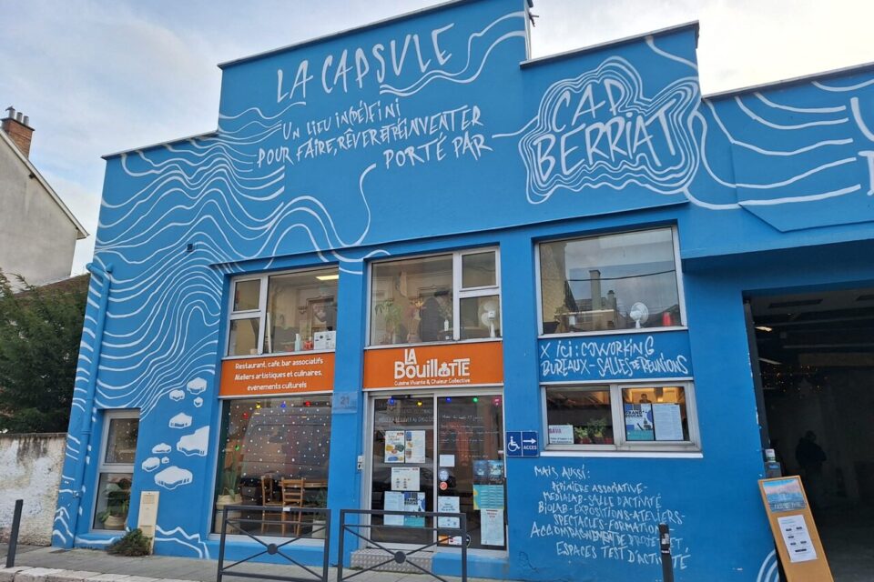 Difficile de ne pas voir la devanture de La Bouillotte, hébergée au sein de la Capsule, espace associatif géré par Cap Berriat.
