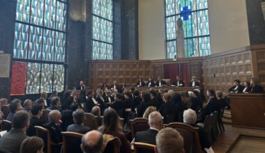 le discours offensif du procureur et du président du tribunal