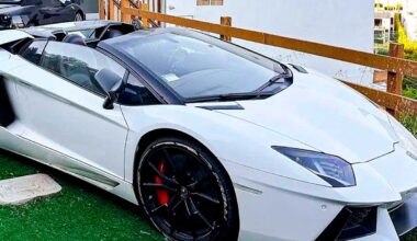 Cette Lamborghini Aventador garée devant la maison d'une star de Los Angeles est-elle une réplique, une voiture volée, ou pire ?