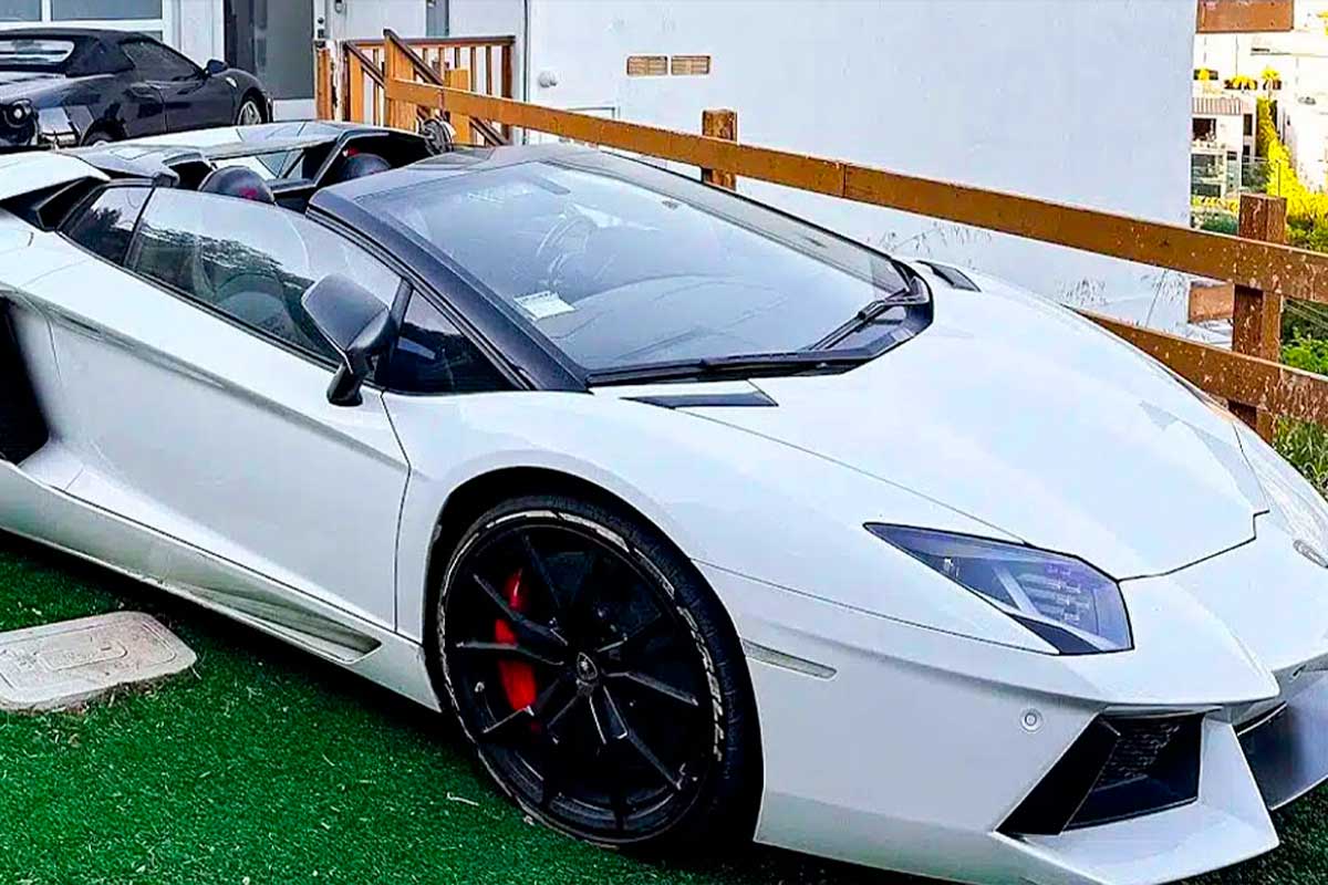 Cette Lamborghini Aventador garée devant la maison d'une star de Los Angeles est-elle une réplique, une voiture volée, ou pire ?