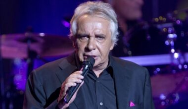 Michel Sardou (79 ans) gaga devant la mini-jupe et les cuissardes de cette chanteuse