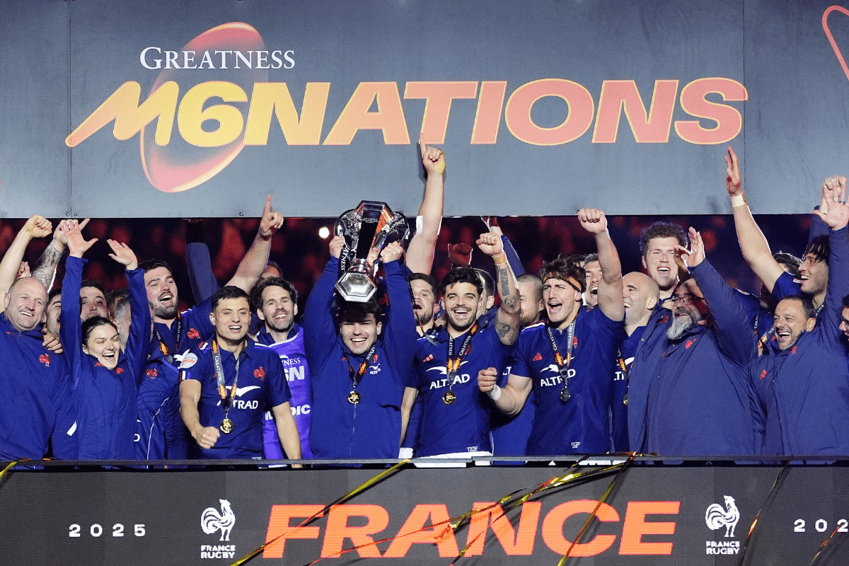 Le Français Antoine Dupont soulève le trophée du Tournoi des Six Nations masculin après la victoire de son équipe au Stade de France