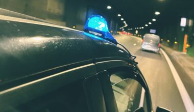 un Beretta dans la boîte à gants et un assortiment de produits stupéfiants entre les sièges