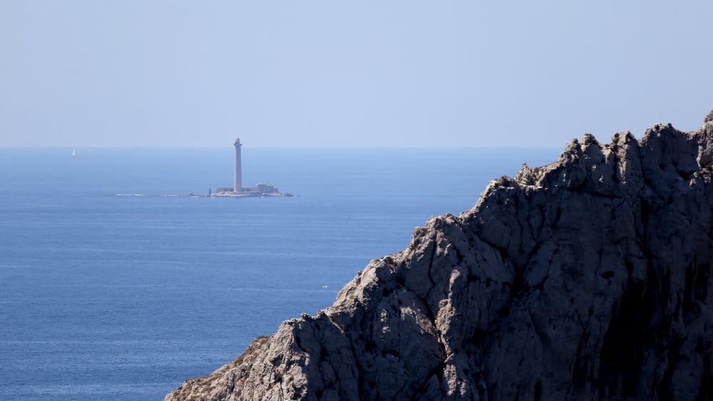 Repéré par un hélicoptère de douaniers dans une zone interdite au large de Marseille, un pêcheur jugé et condamné