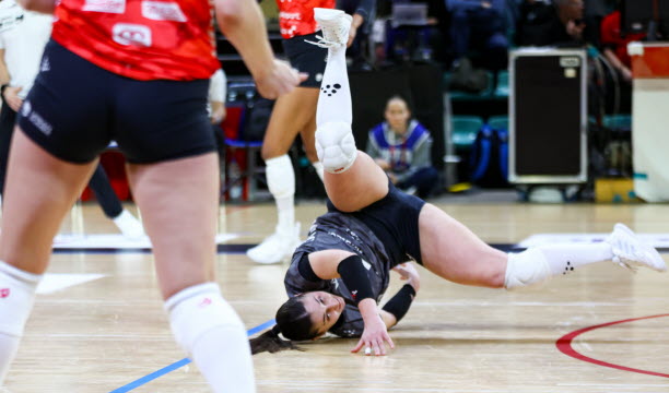 Léa Soldner défend de façon... improbable. Photo Antonin Utz