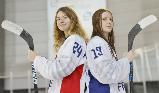 Les Strasbourgeoises Emma Nonnenmacher (à gauche) et Elina Zilliox feront leur entrée en lice dès le 5 février dans le tournoi olympique de hockey sur glace féminin. Photo Jean-François Badias