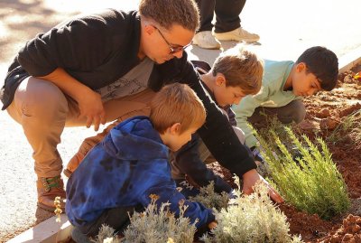 À La Garde, les enfants mettent la main à la terre !