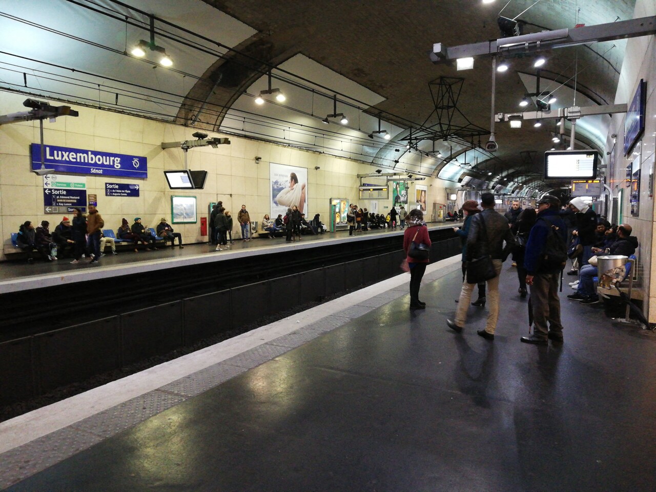 un homme fait une chute entre le train et le quai