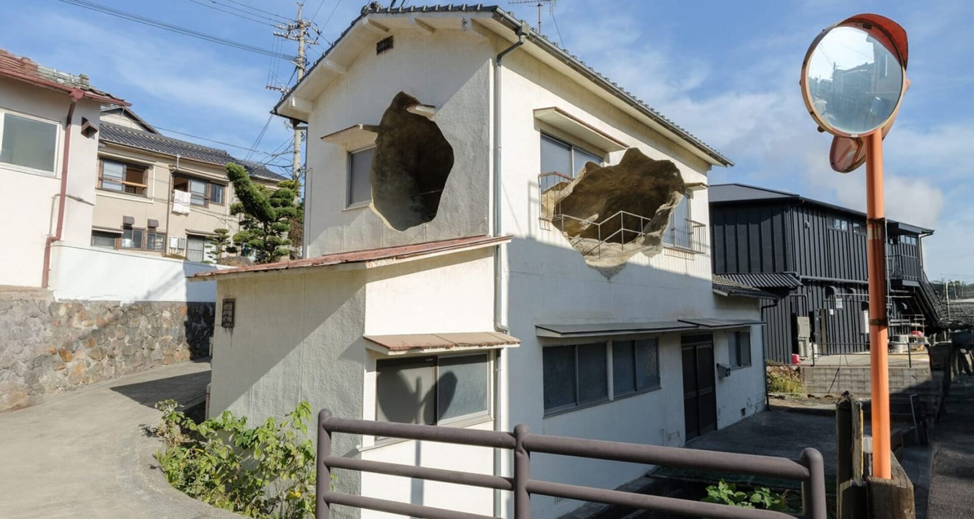 Au Japon, cette maison a été entièrement creusée pour devenir une grotte immersive