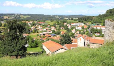 sa petite ferme à Orcival, en Auvergne