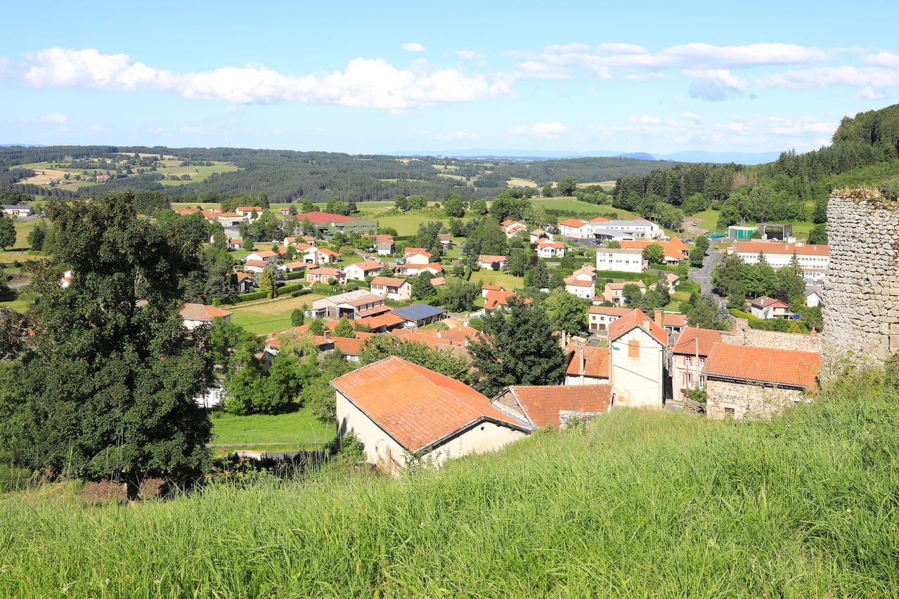 sa petite ferme à Orcival, en Auvergne