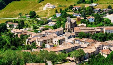 sa bastide à Sérignac, dans le Gard entourée d'arbres