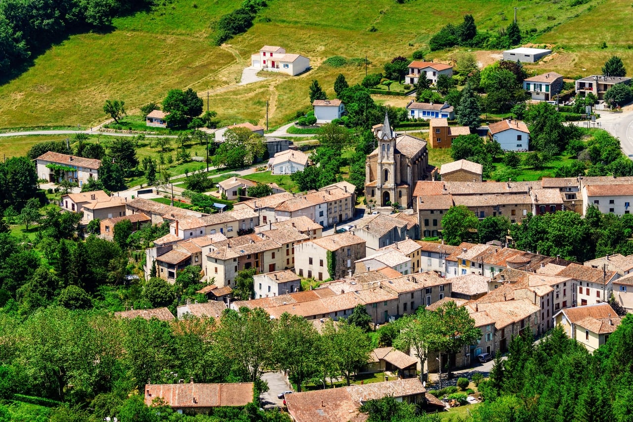 sa bastide à Sérignac, dans le Gard entourée d'arbres