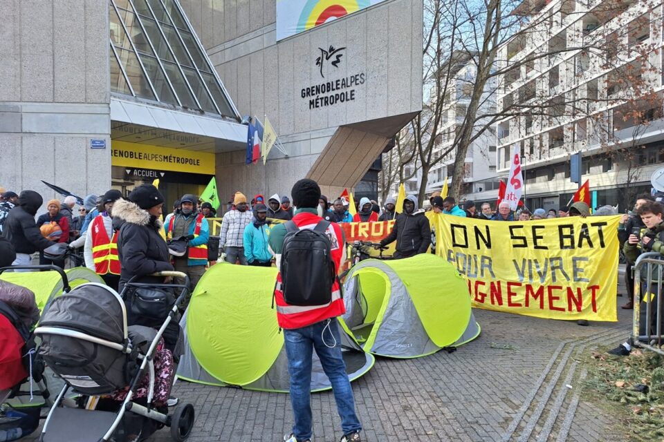 Depuis novembre 2025, 150 personnes occupent une salle de la Métropole de Grenoble, après avoir été expulsées de leurs logements sans solution de secours.