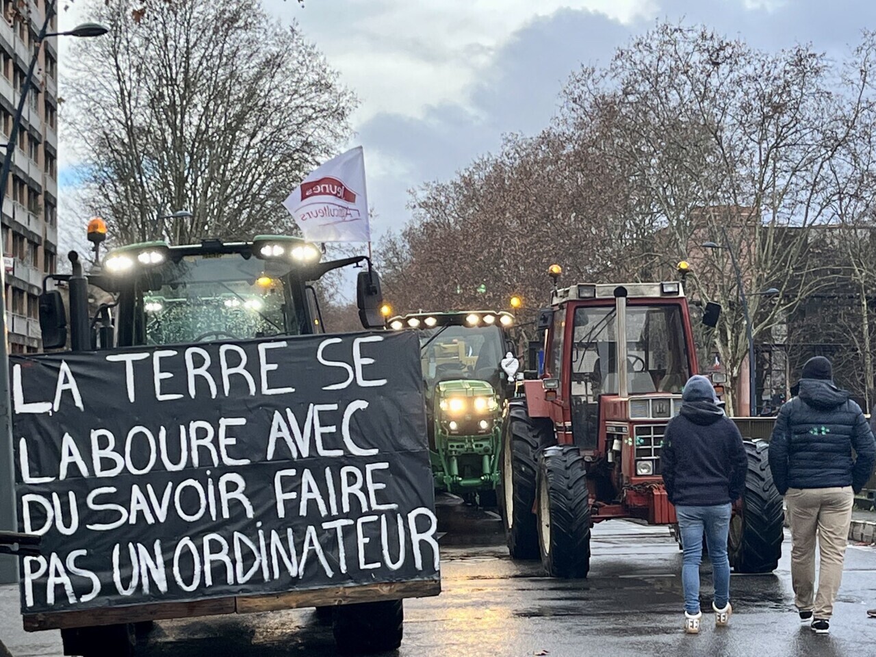le préfet interdit la manifestation, les agriculteurs maintiennent leur action choc