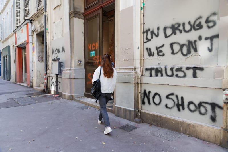 Manifestation de riverains et d'élus de l'opposition contre le projet d' une salle de consommation de drogues encadrée (salle de shoot, halte soins addictions) pour les toxicomanes, dans un bâtiment du 110 boulevard de la Libération (4e arrdt),...