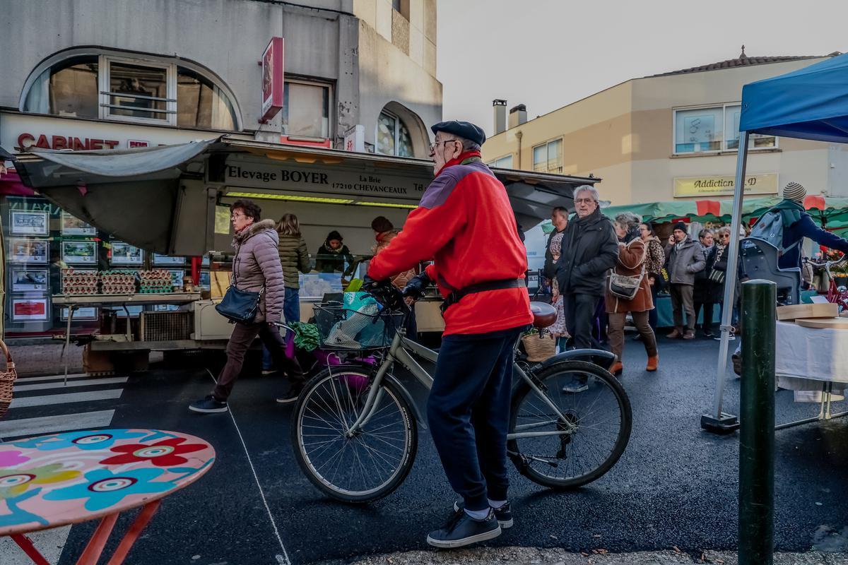 Au marché de Bègles, le mercredi matin, quand la barrière est piétonnisée. Décembre 2023.