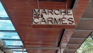 armé d'un couteau, il vole des commerçants au marché des Carmes, mais sa fuite tourne court