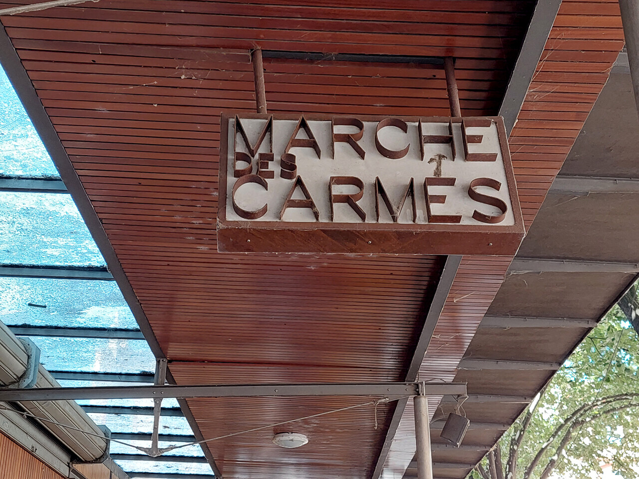 armé d'un couteau, il vole des commerçants au marché des Carmes, mais sa fuite tourne court